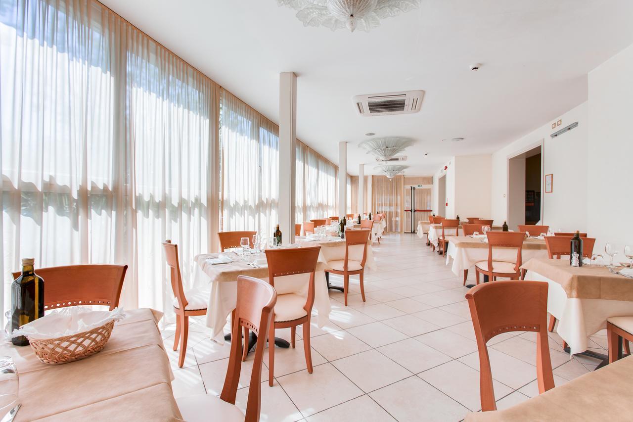 Hotel De La Ville เชเซนาติโก ภายนอก รูปภาพ